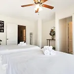 2-Br By Beverly Hills Steps From Restaurants, Cafes And Shopping