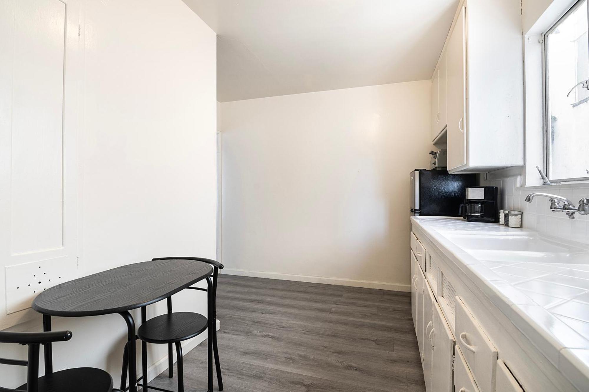Apartment 2-br By Beverly Hills Steps From Restaurants, Cafes And Shopping