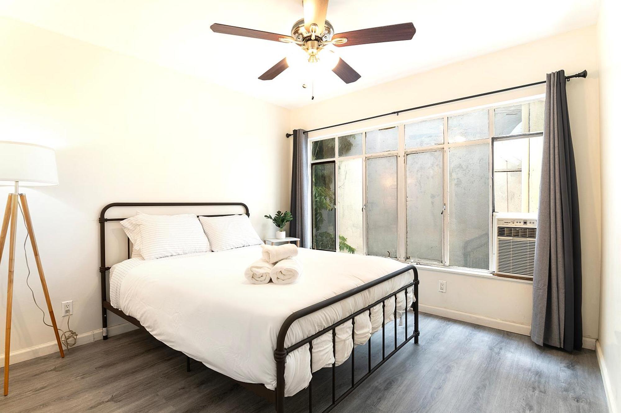 2-br By Beverly Hills Steps From Restaurants, Cafes And Shopping Apartment
